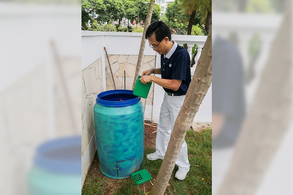 何佑振医师把家里的厨余作为肥料，为花园里的植物和果树施肥。（摄 / 王绥喜）