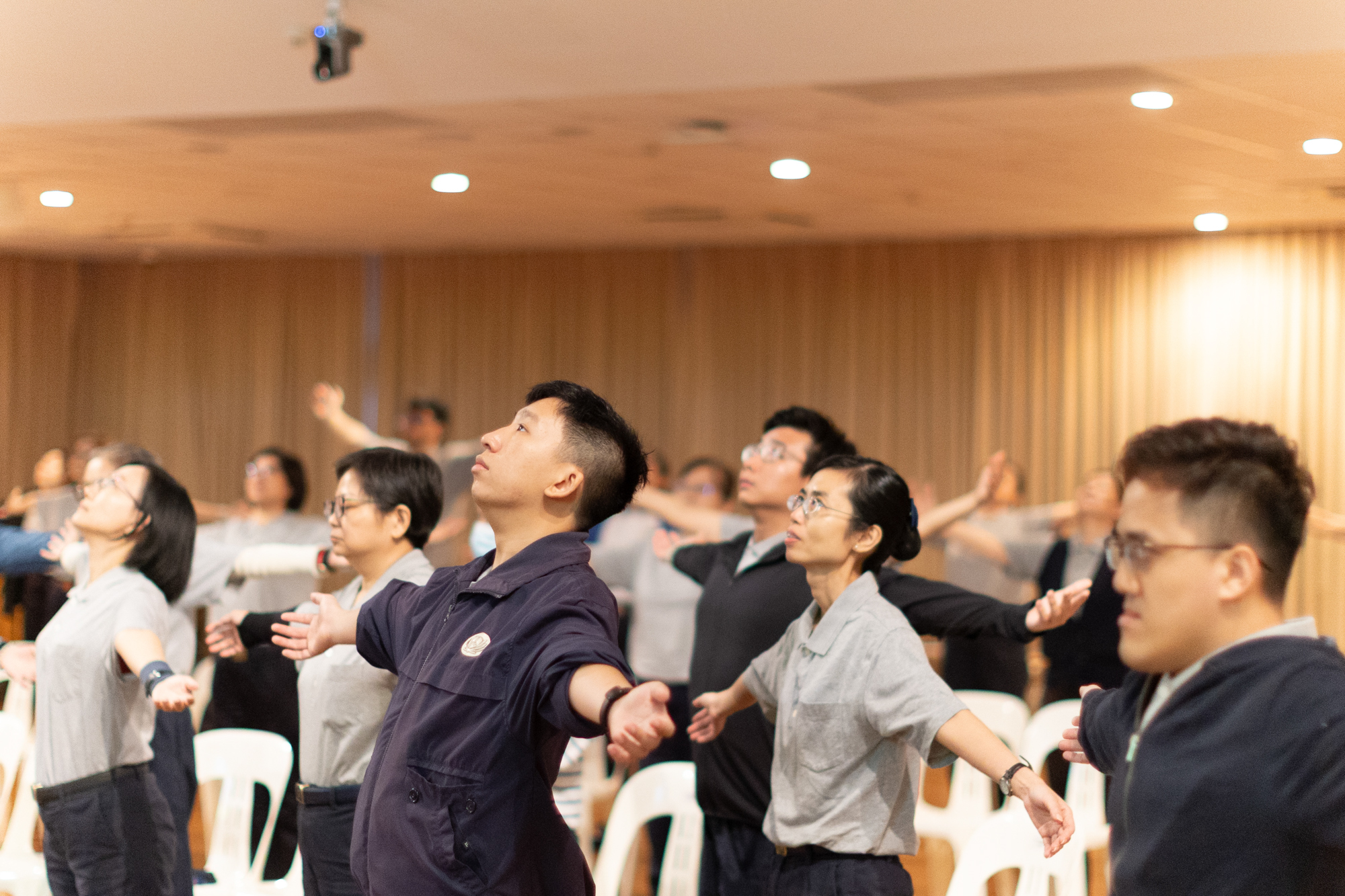 通过举办正念工作坊, 职工学习自我觉察的技巧，即使是简单呼吸，也能让身心灵得到放松。摄/ 陈正宇