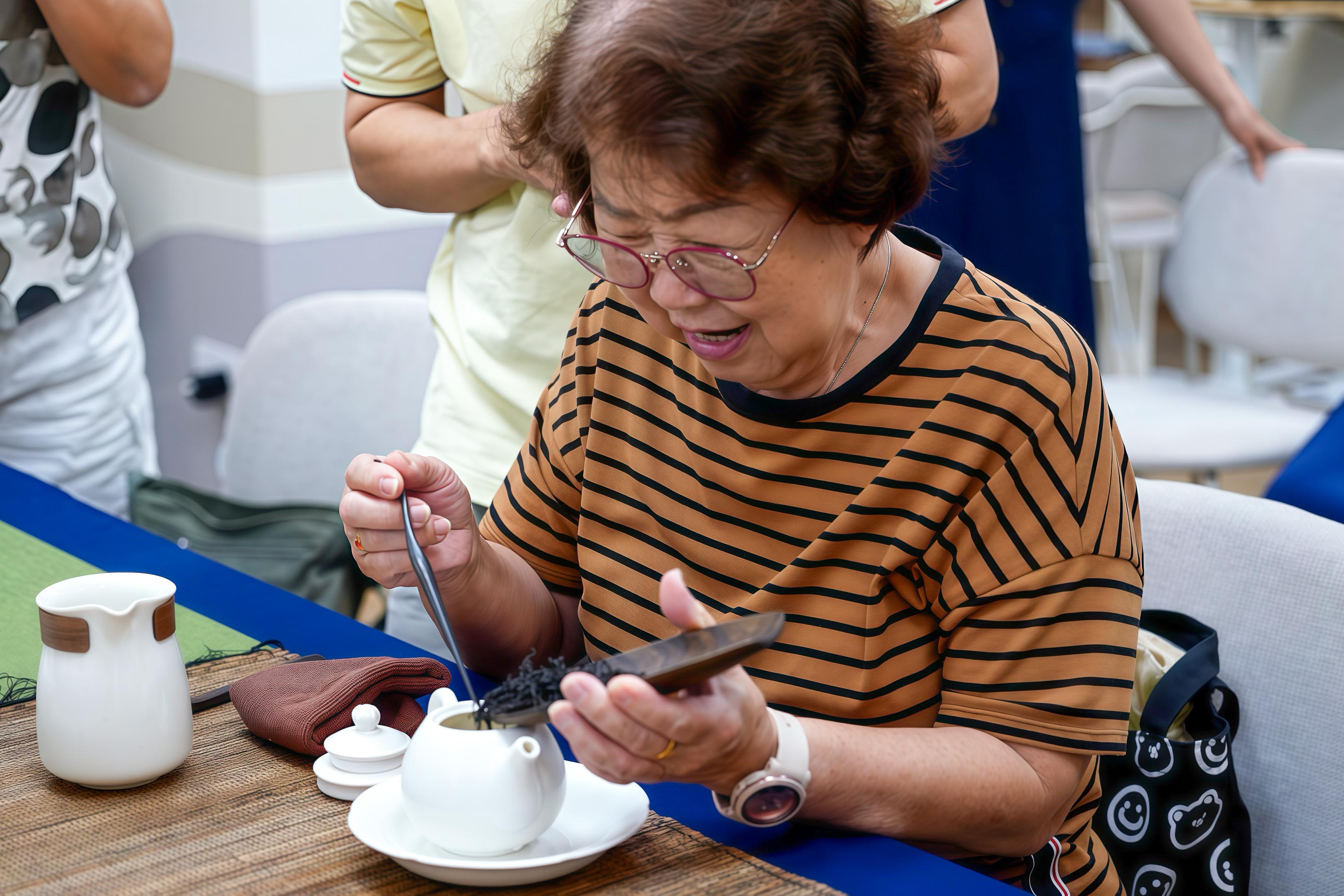 茶道课程让长者静下心来，体验茶道的乐趣。摄/ 许瑞洋