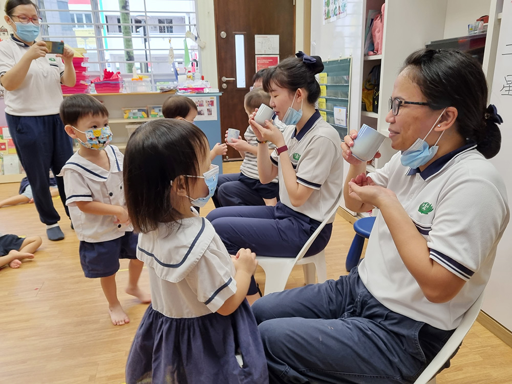 小班的孩子学习奉茶给老师。(摄 / 王碹碧)