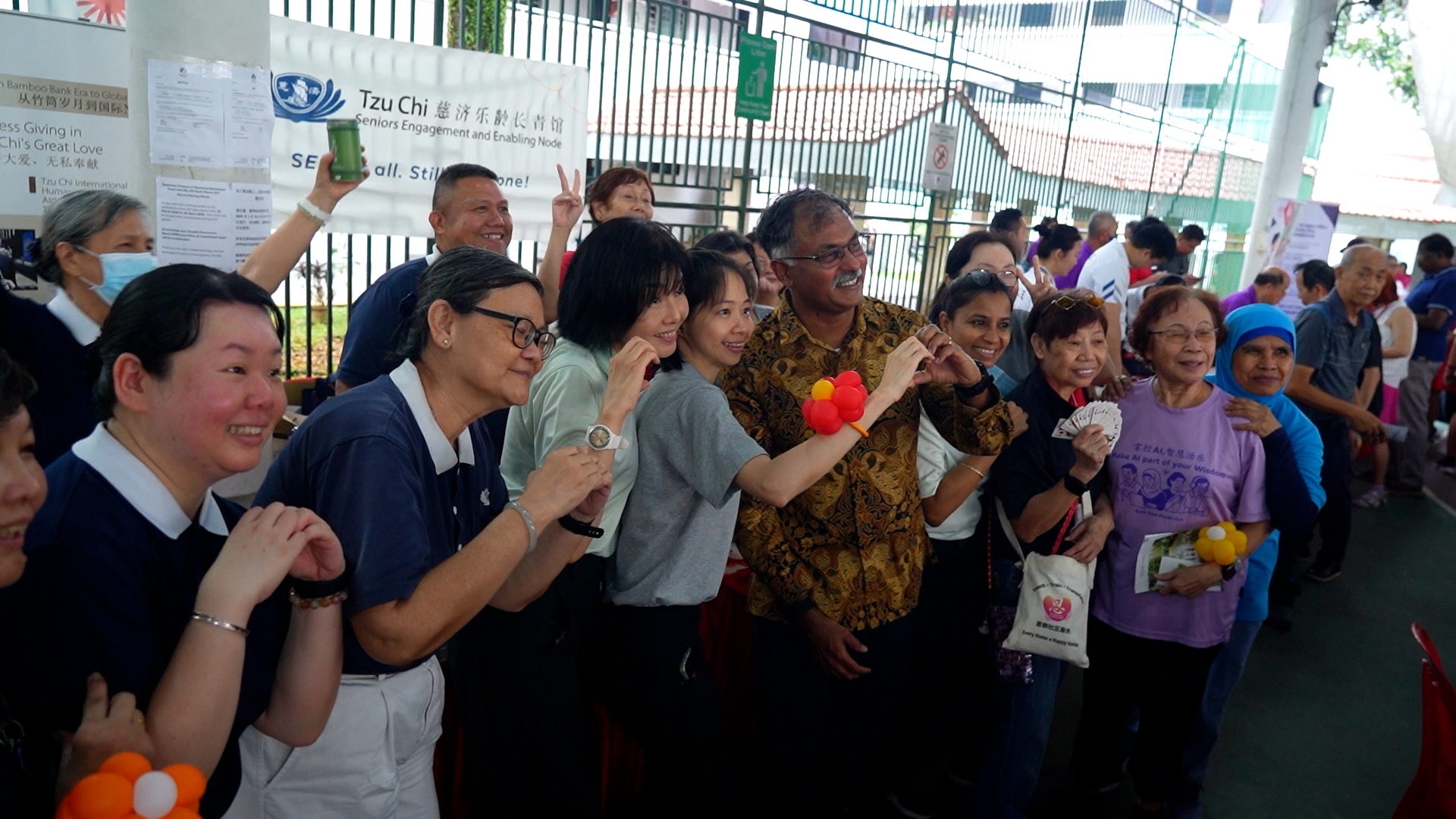 逾350名长者学AI  刷新新加坡纪录